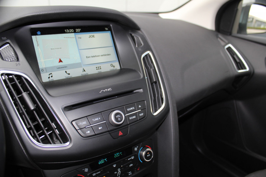 Ford Focus 1.0-125pk Titanium. Erg nette en luxe Ford Focus. Stoel-, stuur- en voorraamverw., autm. airco dual, navigatie, metallic lak, telefoonvoorb., camera, pdc v+a, dodehoek assist, AllSeason banden rondom, trekhaak, LM wielen etc.