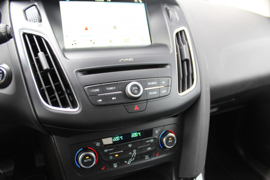 Ford Focus 1.0-125pk Titanium. Erg nette en luxe Ford Focus. Stoel-, stuur- en voorraamverw., autm. airco dual, navigatie, metallic lak, telefoonvoorb., camera, pdc v+a, dodehoek assist, AllSeason banden rondom, trekhaak, LM wielen etc.