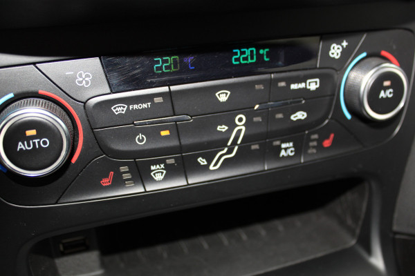 Ford Focus 1.0-125pk Titanium. Erg nette en luxe Ford Focus. Stoel-, stuur- en voorraamverw., autm. airco dual, navigatie, metallic lak, telefoonvoorb., camera, pdc v+a, dodehoek assist, AllSeason banden rondom, trekhaak, LM wielen etc.