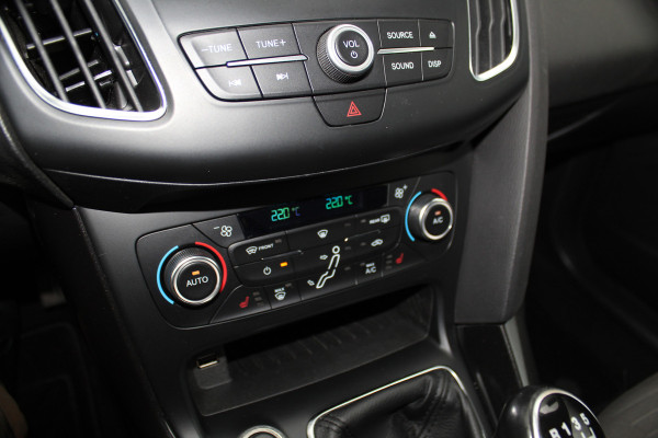 Ford Focus 1.0-125pk Titanium. Erg nette en luxe Ford Focus. Stoel-, stuur- en voorraamverw., autm. airco dual, navigatie, metallic lak, telefoonvoorb., camera, pdc v+a, dodehoek assist, AllSeason banden rondom, trekhaak, LM wielen etc.