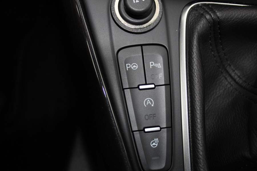 Ford Focus 1.0-125pk Titanium. Erg nette en luxe Ford Focus. Stoel-, stuur- en voorraamverw., autm. airco dual, navigatie, metallic lak, telefoonvoorb., camera, pdc v+a, dodehoek assist, AllSeason banden rondom, trekhaak, LM wielen etc.