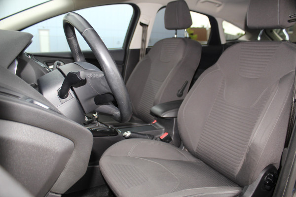 Ford Focus 1.0-125pk Titanium. Erg nette en luxe Ford Focus. Stoel-, stuur- en voorraamverw., autm. airco dual, navigatie, metallic lak, telefoonvoorb., camera, pdc v+a, dodehoek assist, AllSeason banden rondom, trekhaak, LM wielen etc.