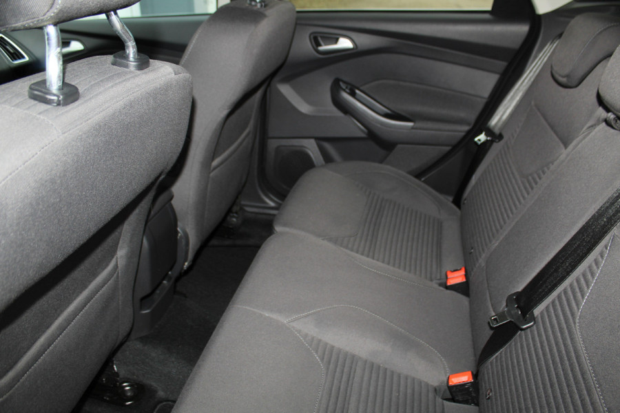 Ford Focus 1.0-125pk Titanium. Erg nette en luxe Ford Focus. Stoel-, stuur- en voorraamverw., autm. airco dual, navigatie, metallic lak, telefoonvoorb., camera, pdc v+a, dodehoek assist, AllSeason banden rondom, trekhaak, LM wielen etc.