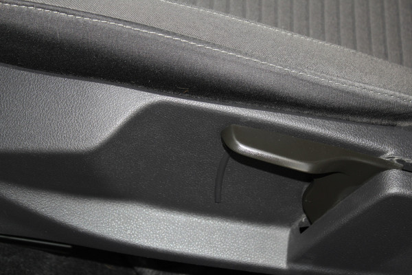 Ford Focus 1.0-125pk Titanium. Erg nette en luxe Ford Focus. Stoel-, stuur- en voorraamverw., autm. airco dual, navigatie, metallic lak, telefoonvoorb., camera, pdc v+a, dodehoek assist, AllSeason banden rondom, trekhaak, LM wielen etc.
