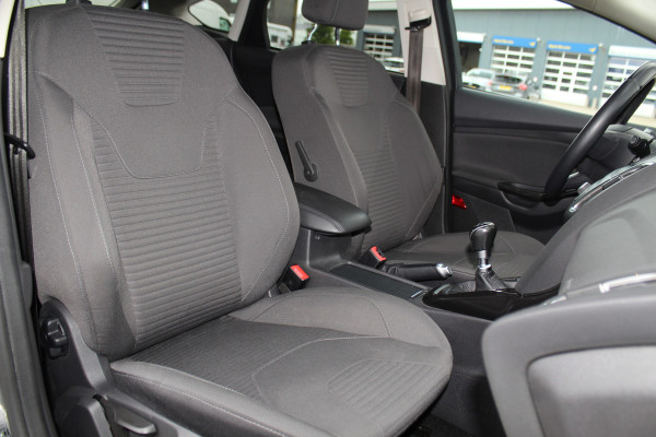 Ford Focus 1.0-125pk Titanium. Erg nette en luxe Ford Focus. Stoel-, stuur- en voorraamverw., autm. airco dual, navigatie, metallic lak, telefoonvoorb., camera, pdc v+a, dodehoek assist, AllSeason banden rondom, trekhaak, LM wielen etc.