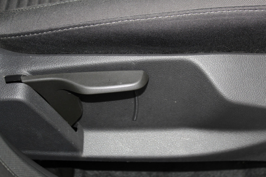 Ford Focus 1.0-125pk Titanium. Erg nette en luxe Ford Focus. Stoel-, stuur- en voorraamverw., autm. airco dual, navigatie, metallic lak, telefoonvoorb., camera, pdc v+a, dodehoek assist, AllSeason banden rondom, trekhaak, LM wielen etc.