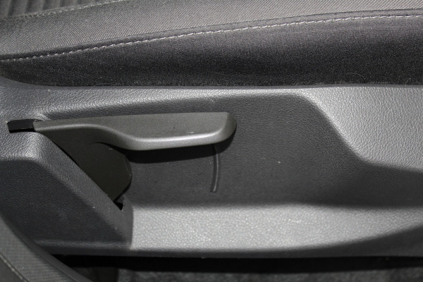 Ford Focus 1.0-125pk Titanium. Erg nette en luxe Ford Focus. Stoel-, stuur- en voorraamverw., autm. airco dual, navigatie, metallic lak, telefoonvoorb., camera, pdc v+a, dodehoek assist, AllSeason banden rondom, trekhaak, LM wielen etc.