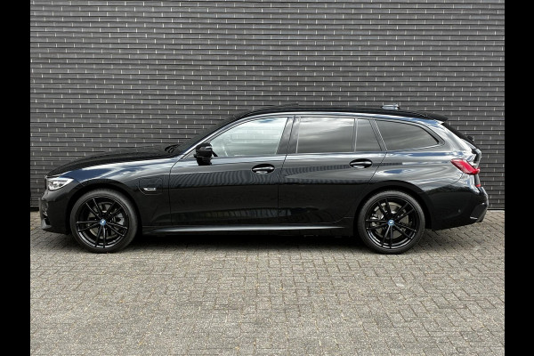 BMW 3 Serie Touring 320e xDrive High Executive M Sport Pakket Automaat / Live Cockpit Professional / Adaptief M Onderstel / Panoramadak / Stoelverwarming / Extra Getint Glas / LED / 19 Inch / Hifi / Lichtpakket