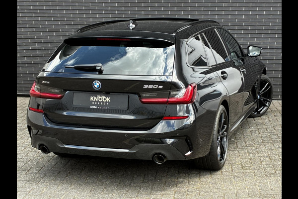 BMW 3 Serie Touring 320e xDrive High Executive M Sport Pakket Automaat / Live Cockpit Professional / Adaptief M Onderstel / Panoramadak / Stoelverwarming / Extra Getint Glas / LED / 19 Inch / Hifi / Lichtpakket