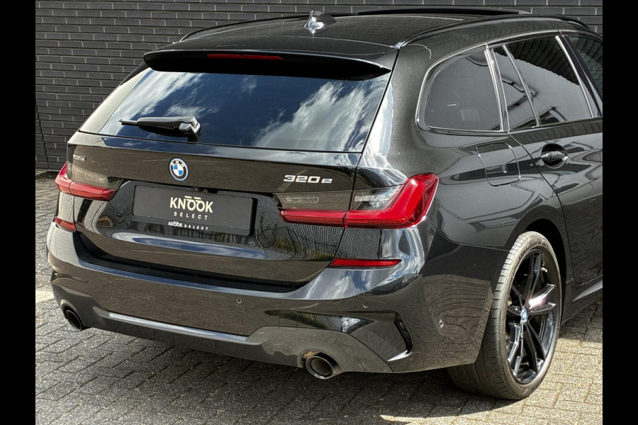 BMW 3 Serie Touring 320e xDrive High Executive M Sport Pakket Automaat / Live Cockpit Professional / Adaptief M Onderstel / Panoramadak / Stoelverwarming / Extra Getint Glas / LED / 19 Inch / Hifi / Lichtpakket