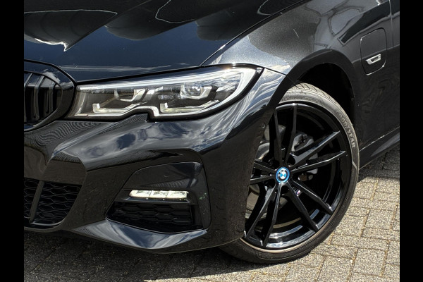 BMW 3 Serie Touring 320e xDrive High Executive M Sport Pakket Automaat / Live Cockpit Professional / Adaptief M Onderstel / Panoramadak / Stoelverwarming / Extra Getint Glas / LED / 19 Inch / Hifi / Lichtpakket