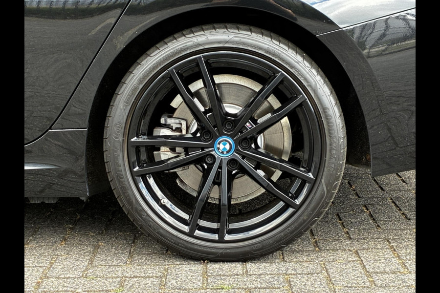 BMW 3 Serie Touring 320e xDrive High Executive M Sport Pakket Automaat / Live Cockpit Professional / Adaptief M Onderstel / Panoramadak / Stoelverwarming / Extra Getint Glas / LED / 19 Inch / Hifi / Lichtpakket