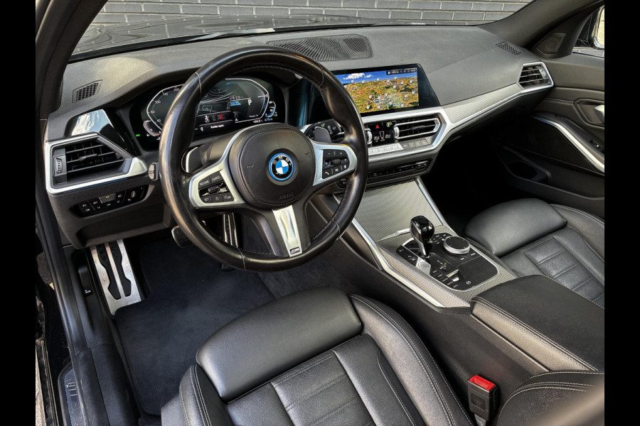 BMW 3 Serie Touring 320e xDrive High Executive M Sport Pakket Automaat / Live Cockpit Professional / Adaptief M Onderstel / Panoramadak / Stoelverwarming / Extra Getint Glas / LED / 19 Inch / Hifi / Lichtpakket