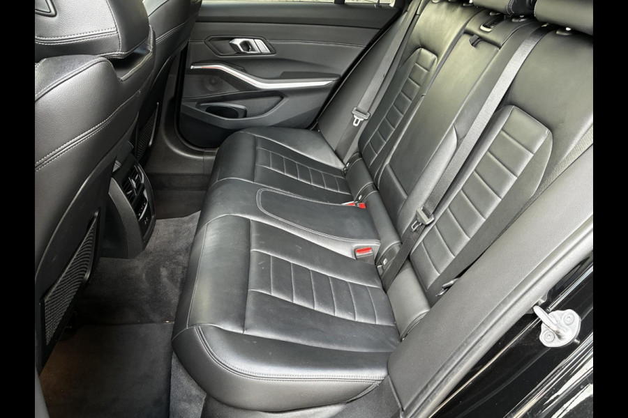 BMW 3 Serie Touring 320e xDrive High Executive M Sport Pakket Automaat / Live Cockpit Professional / Adaptief M Onderstel / Panoramadak / Stoelverwarming / Extra Getint Glas / LED / 19 Inch / Hifi / Lichtpakket