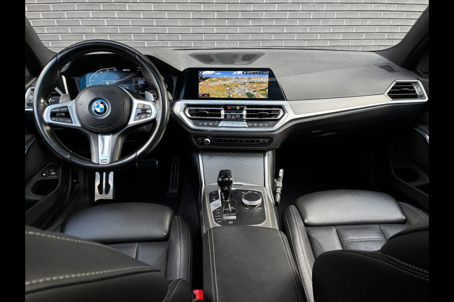 BMW 3 Serie Touring 320e xDrive High Executive M Sport Pakket Automaat / Live Cockpit Professional / Adaptief M Onderstel / Panoramadak / Stoelverwarming / Extra Getint Glas / LED / 19 Inch / Hifi / Lichtpakket
