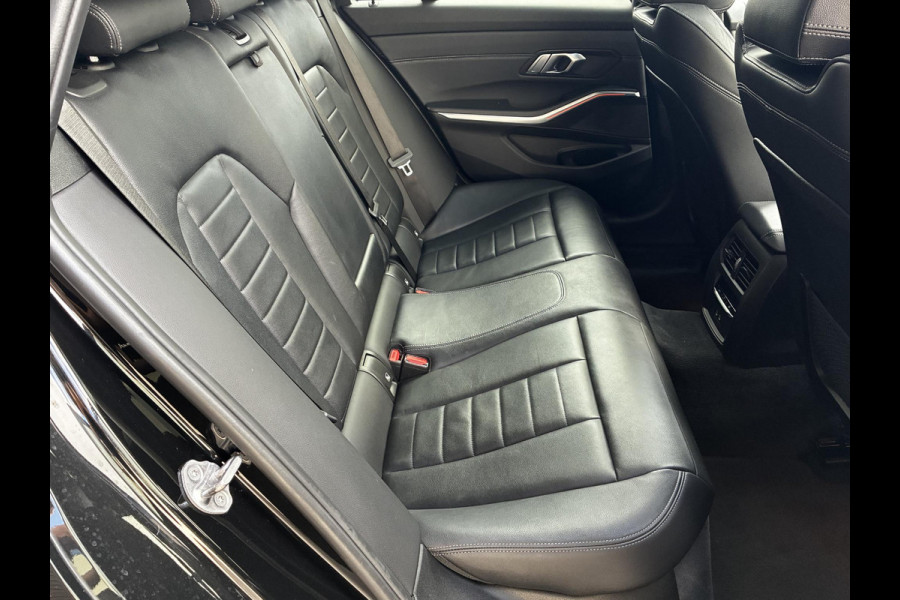 BMW 3 Serie Touring 320e xDrive High Executive M Sport Pakket Automaat / Live Cockpit Professional / Adaptief M Onderstel / Panoramadak / Stoelverwarming / Extra Getint Glas / LED / 19 Inch / Hifi / Lichtpakket