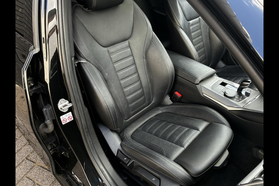 BMW 3 Serie Touring 320e xDrive High Executive M Sport Pakket Automaat / Live Cockpit Professional / Adaptief M Onderstel / Panoramadak / Stoelverwarming / Extra Getint Glas / LED / 19 Inch / Hifi / Lichtpakket