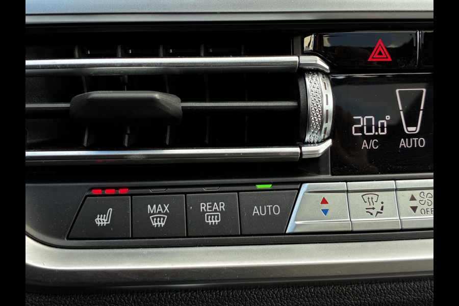 BMW 3 Serie Touring 320e xDrive High Executive M Sport Pakket Automaat / Live Cockpit Professional / Adaptief M Onderstel / Panoramadak / Stoelverwarming / Extra Getint Glas / LED / 19 Inch / Hifi / Lichtpakket