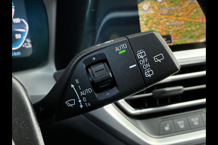 BMW 3 Serie Touring 320e xDrive High Executive M Sport Pakket Automaat / Live Cockpit Professional / Adaptief M Onderstel / Panoramadak / Stoelverwarming / Extra Getint Glas / LED / 19 Inch / Hifi / Lichtpakket