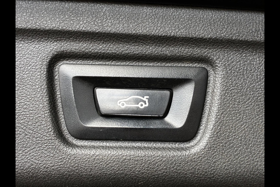 BMW 3 Serie Touring 320e xDrive High Executive M Sport Pakket Automaat / Live Cockpit Professional / Adaptief M Onderstel / Panoramadak / Stoelverwarming / Extra Getint Glas / LED / 19 Inch / Hifi / Lichtpakket