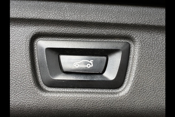 BMW 3 Serie Touring 320e xDrive High Executive M Sport Pakket Automaat / Live Cockpit Professional / Adaptief M Onderstel / Panoramadak / Stoelverwarming / Extra Getint Glas / LED / 19 Inch / Hifi / Lichtpakket