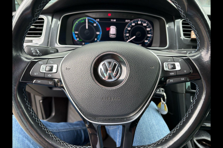 Volkswagen e-Golf e-Golf 136pk | Virtual Cockpit | Stoelverwarming | Adaptive Cruise | Camera |