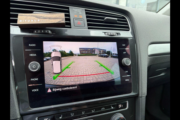 Volkswagen e-Golf e-Golf 136pk | Virtual Cockpit | Stoelverwarming | Adaptive Cruise | Camera |
