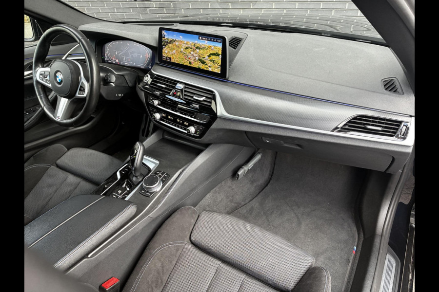 BMW 5 Serie Touring 530d High Executive M Sport Pakket Automaat / Live Cockpit Professional / Head-Up Display / Panoramadak / Laser / Adaptieve Cruise Control / Stoelverwarming / HiFi / 20 Inch / Sportstoelen voor / DAB