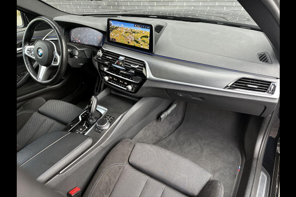 BMW 5 Serie Touring 530d High Executive M Sport Pakket Automaat / Live Cockpit Professional / Head-Up Display / Panoramadak / Laser / Adaptieve Cruise Control / Stoelverwarming / HiFi / 20 Inch / Sportstoelen voor / DAB
