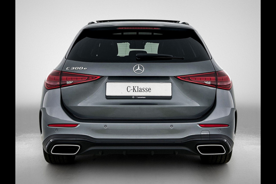 Mercedes-Benz C-Klasse Estate 300 e 140 Years Edition Comfortpakket Plus | Winterpakket | Parkeerpakket met 360°-camera | Panoramaschuifdak | DISTRONIC | 19" multispaaks lichtmetalen AMG-velgen |