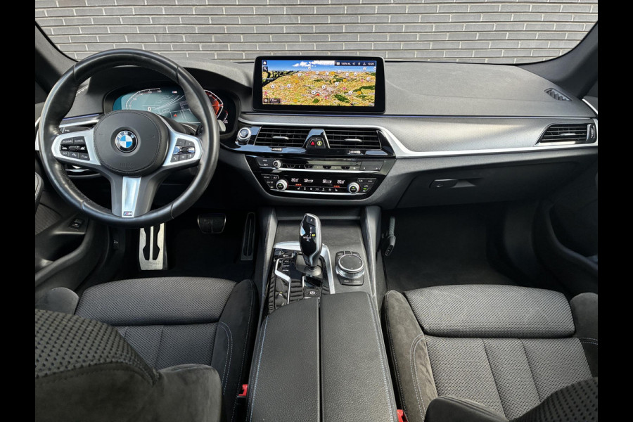 BMW 5 Serie Touring 530d High Executive M Sport Pakket Automaat / Live Cockpit Professional / Head-Up Display / Panoramadak / Laser / Adaptieve Cruise Control / Stoelverwarming / HiFi / 20 Inch / Sportstoelen voor / DAB