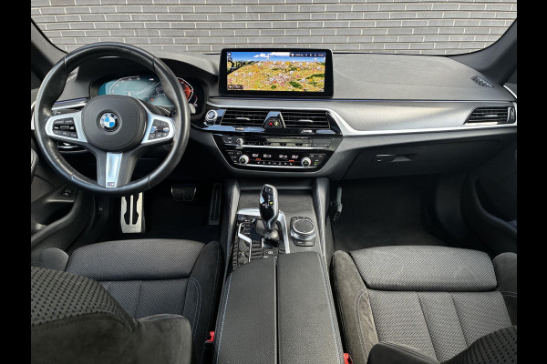 BMW 5 Serie Touring 530d High Executive M Sport Pakket Automaat / Live Cockpit Professional / Head-Up Display / Panoramadak / Laser / Adaptieve Cruise Control / Stoelverwarming / HiFi / 20 Inch / Sportstoelen voor / DAB