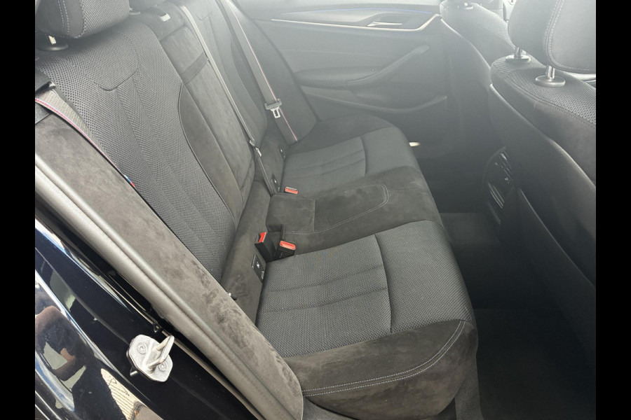 BMW 5 Serie Touring 530d High Executive M Sport Pakket Automaat / Live Cockpit Professional / Head-Up Display / Panoramadak / Laser / Adaptieve Cruise Control / Stoelverwarming / HiFi / 20 Inch / Sportstoelen voor / DAB