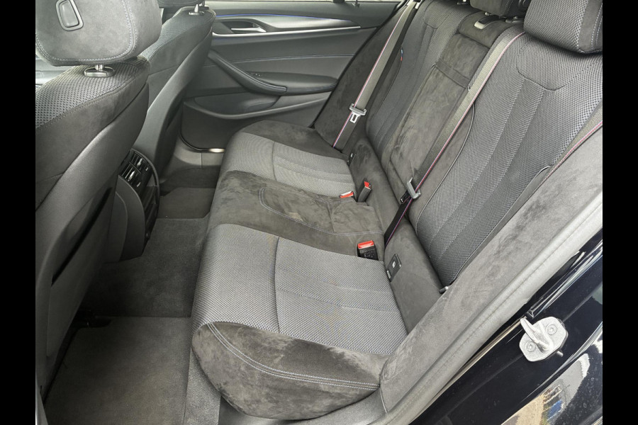 BMW 5 Serie Touring 530d High Executive M Sport Pakket Automaat / Live Cockpit Professional / Head-Up Display / Panoramadak / Laser / Adaptieve Cruise Control / Stoelverwarming / HiFi / 20 Inch / Sportstoelen voor / DAB