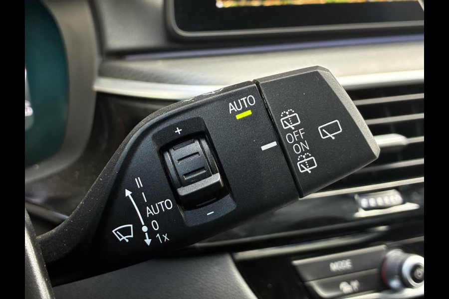 BMW 5 Serie Touring 530d High Executive M Sport Pakket Automaat / Live Cockpit Professional / Head-Up Display / Panoramadak / Laser / Adaptieve Cruise Control / Stoelverwarming / HiFi / 20 Inch / Sportstoelen voor / DAB