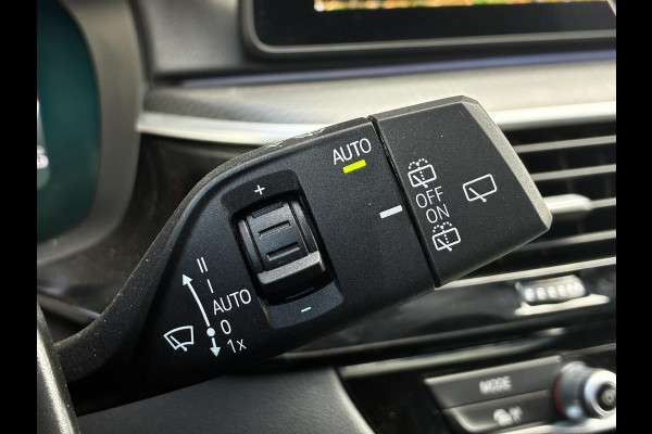 BMW 5 Serie Touring 530d High Executive M Sport Pakket Automaat / Live Cockpit Professional / Head-Up Display / Panoramadak / Laser / Adaptieve Cruise Control / Stoelverwarming / HiFi / 20 Inch / Sportstoelen voor / DAB