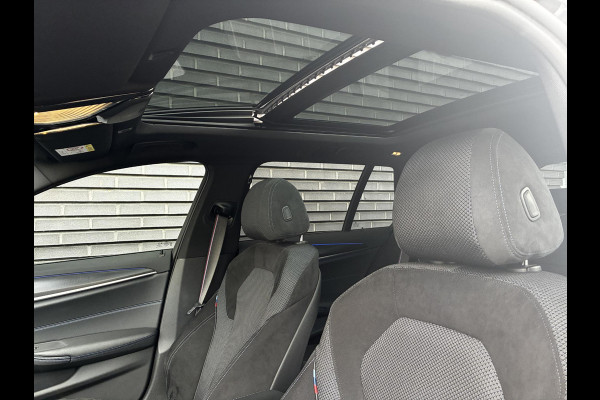 BMW 5 Serie Touring 530d High Executive M Sport Pakket Automaat / Live Cockpit Professional / Head-Up Display / Panoramadak / Laser / Adaptieve Cruise Control / Stoelverwarming / HiFi / 20 Inch / Sportstoelen voor / DAB