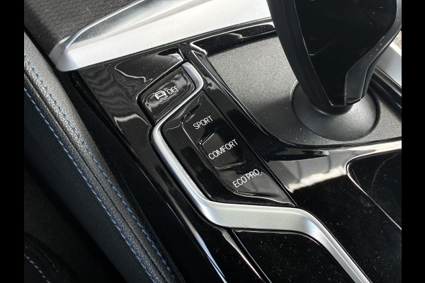 BMW 5 Serie Touring 530d High Executive M Sport Pakket Automaat / Live Cockpit Professional / Head-Up Display / Panoramadak / Laser / Adaptieve Cruise Control / Stoelverwarming / HiFi / 20 Inch / Sportstoelen voor / DAB