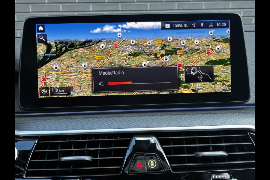 BMW 5 Serie Touring 530d High Executive M Sport Pakket Automaat / Live Cockpit Professional / Head-Up Display / Panoramadak / Laser / Adaptieve Cruise Control / Stoelverwarming / HiFi / 20 Inch / Sportstoelen voor / DAB