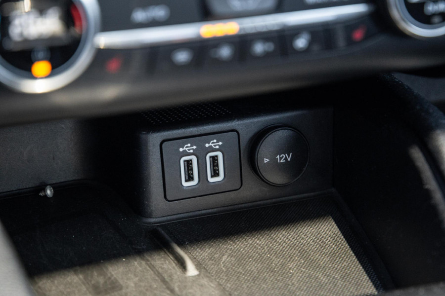 Ford Kuga 2.5 PHEV Titanium PANORAMA DAK / CAMERA / ADAPTIVE CRUISE / STOEL VERWARMING / CARPLAY