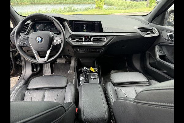 BMW 1-serie 118i Business Edition Plus ** Automaat ** Leder ** Carplay ** Stoelverwarming Alarm klasse 3 ** NL auto ** NAP!!