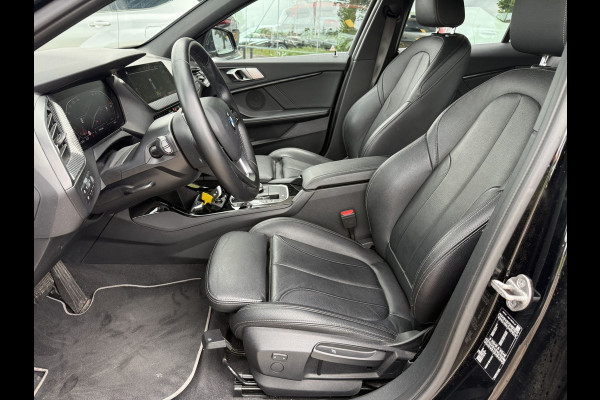 BMW 1-serie 118i Business Edition Plus ** Automaat ** Leder ** Carplay ** Stoelverwarming Alarm klasse 3 ** NL auto ** NAP!!