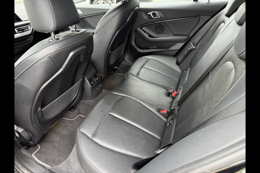BMW 1-serie 118i Business Edition Plus ** Automaat ** Leder ** Carplay ** Stoelverwarming Alarm klasse 3 ** NL auto ** NAP!!