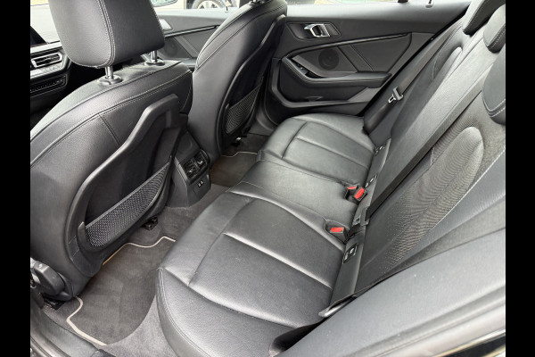 BMW 1-serie 118i Business Edition Plus ** Automaat ** Leder ** Carplay ** Stoelverwarming Alarm klasse 3 ** NL auto ** NAP!!