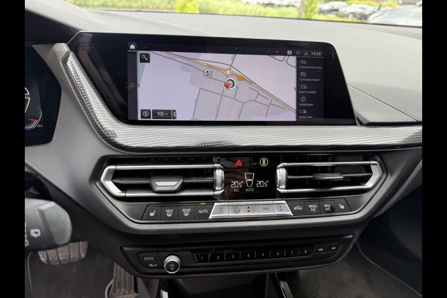 BMW 1-serie 118i Business Edition Plus ** Automaat ** Leder ** Carplay ** Stoelverwarming Alarm klasse 3 ** NL auto ** NAP!!