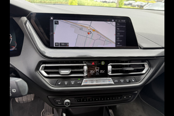 BMW 1-serie 118i Business Edition Plus ** Automaat ** Leder ** Carplay ** Stoelverwarming Alarm klasse 3 ** NL auto ** NAP!!