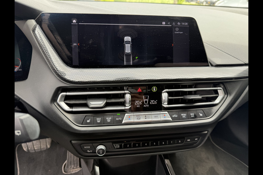 BMW 1-serie 118i Business Edition Plus ** Automaat ** Leder ** Carplay ** Stoelverwarming Alarm klasse 3 ** NL auto ** NAP!!
