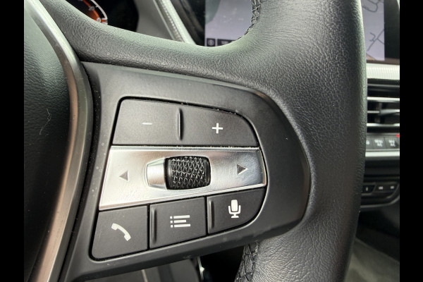 BMW 1-serie 118i Business Edition Plus ** Automaat ** Leder ** Carplay ** Stoelverwarming Alarm klasse 3 ** NL auto ** NAP!!