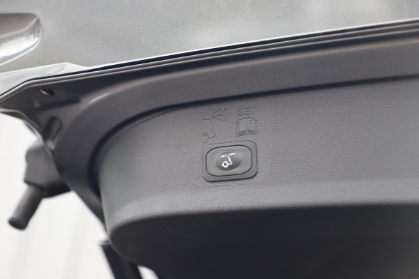Ford Kuga 1.5 EcoBoost ST Line | 150PK | Keyless-go | Carplay | Stoel/Stuurverwarming | Sony audio | Sfeerverlichting | Camera | 2019.