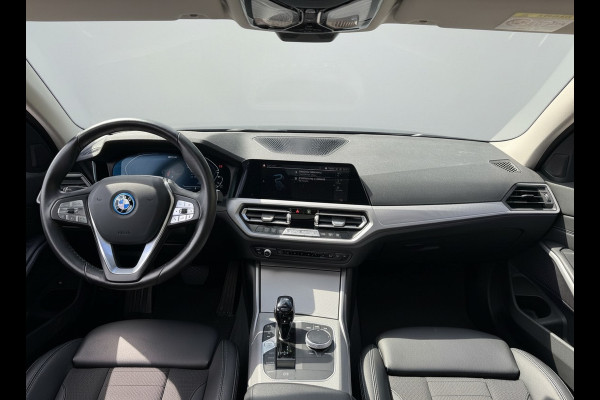 BMW 3-serie 330e 290PK HIGH EXECUTIVE HALF-LEDER/CAMERA/NAVI/PANORAMADAK